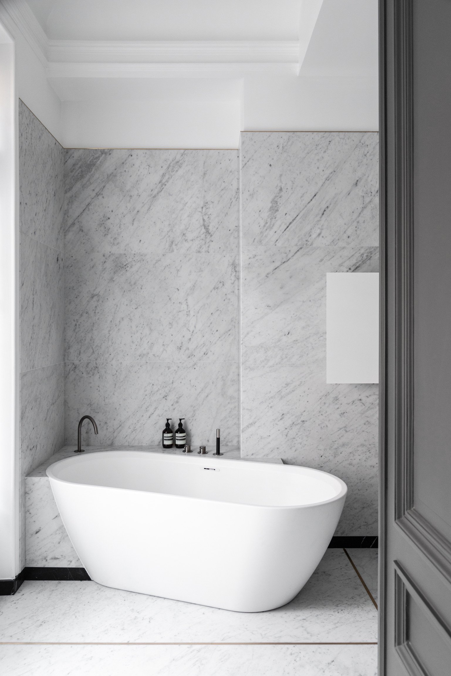 Freestanding bathtub Carrara marble — Paris 1st