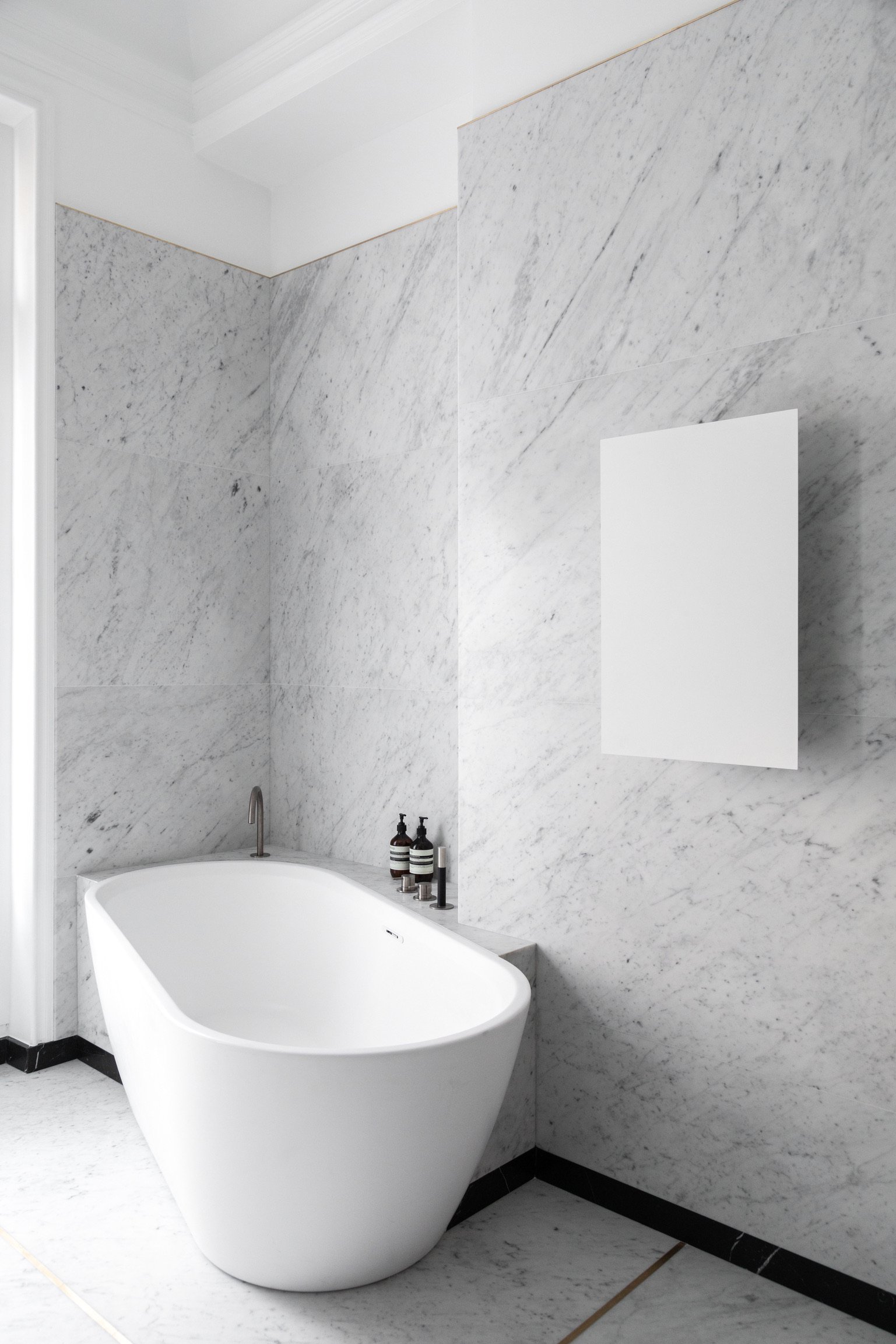Bathtub on white marble — Paris 1st