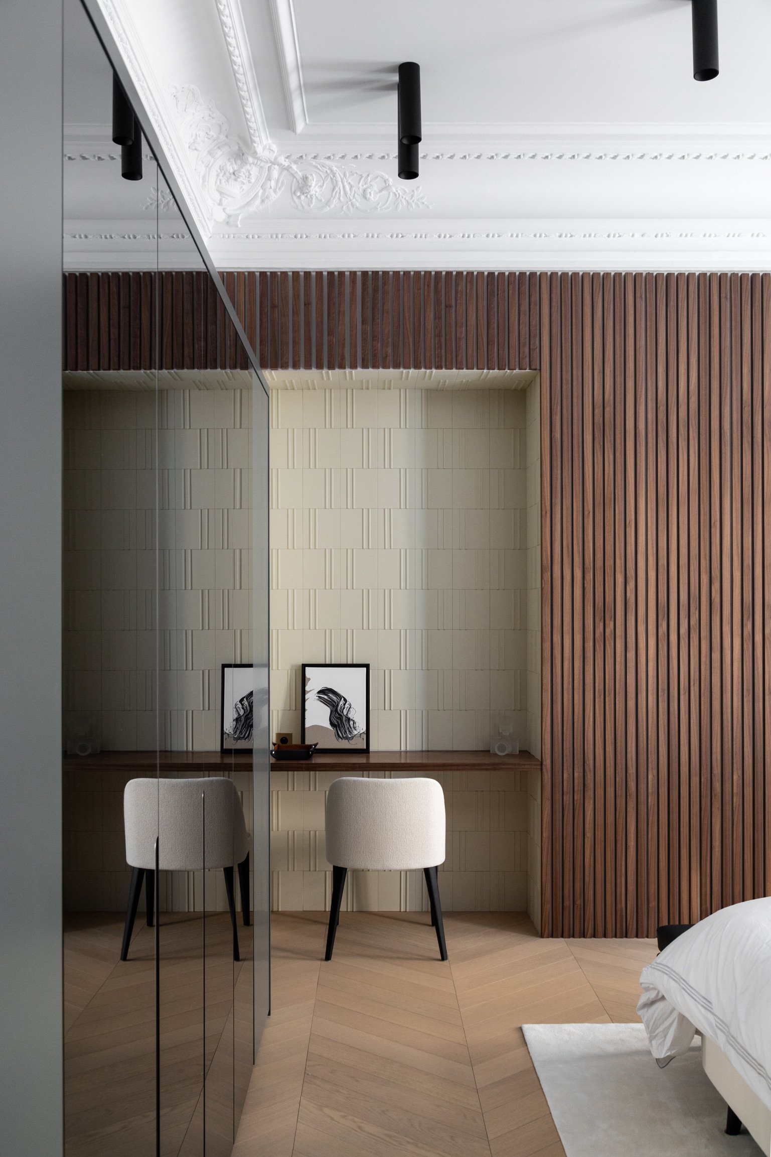 Walnut lattice dressing room — Paris 1st