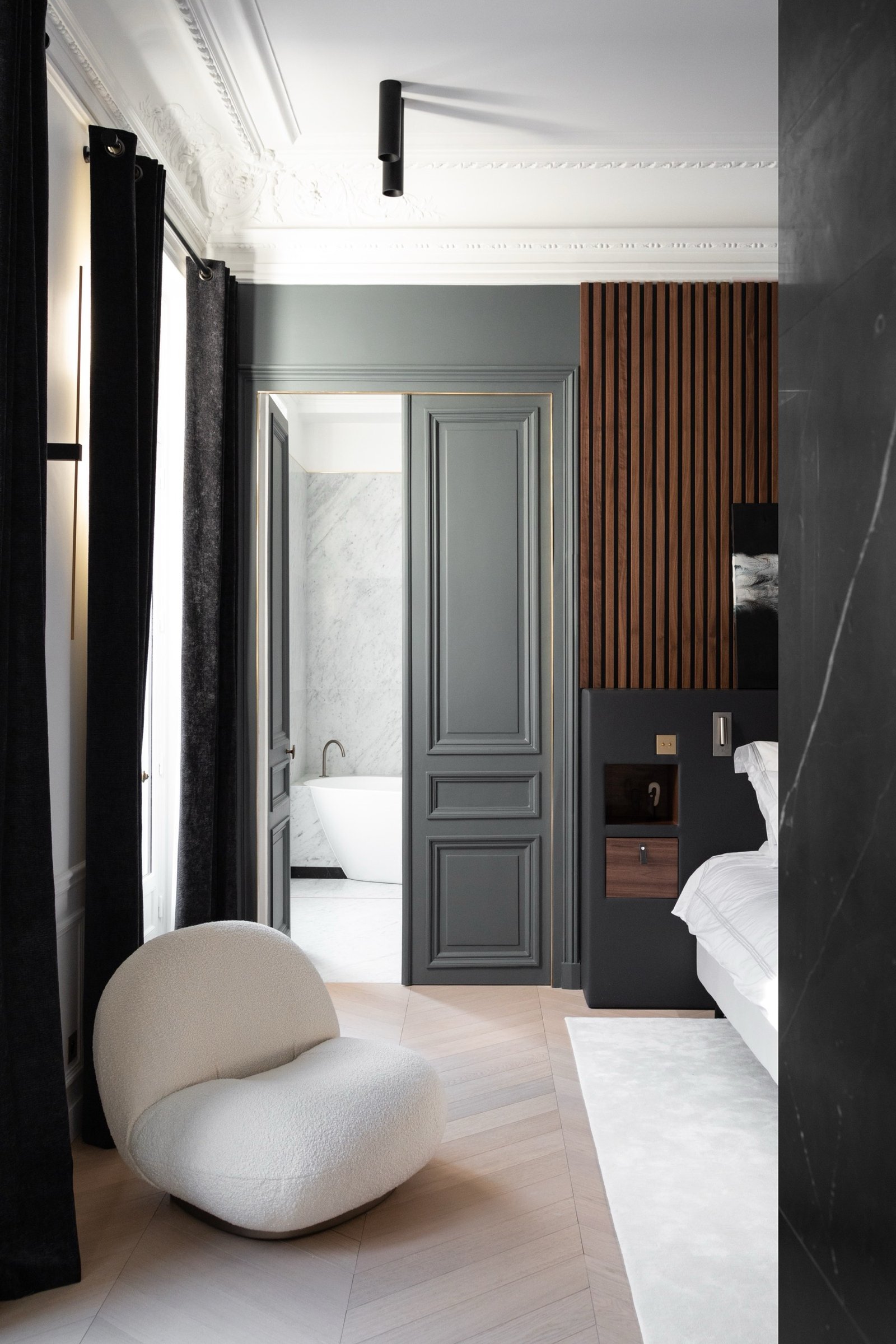 Master bedroom walnut slats — Paris 1st