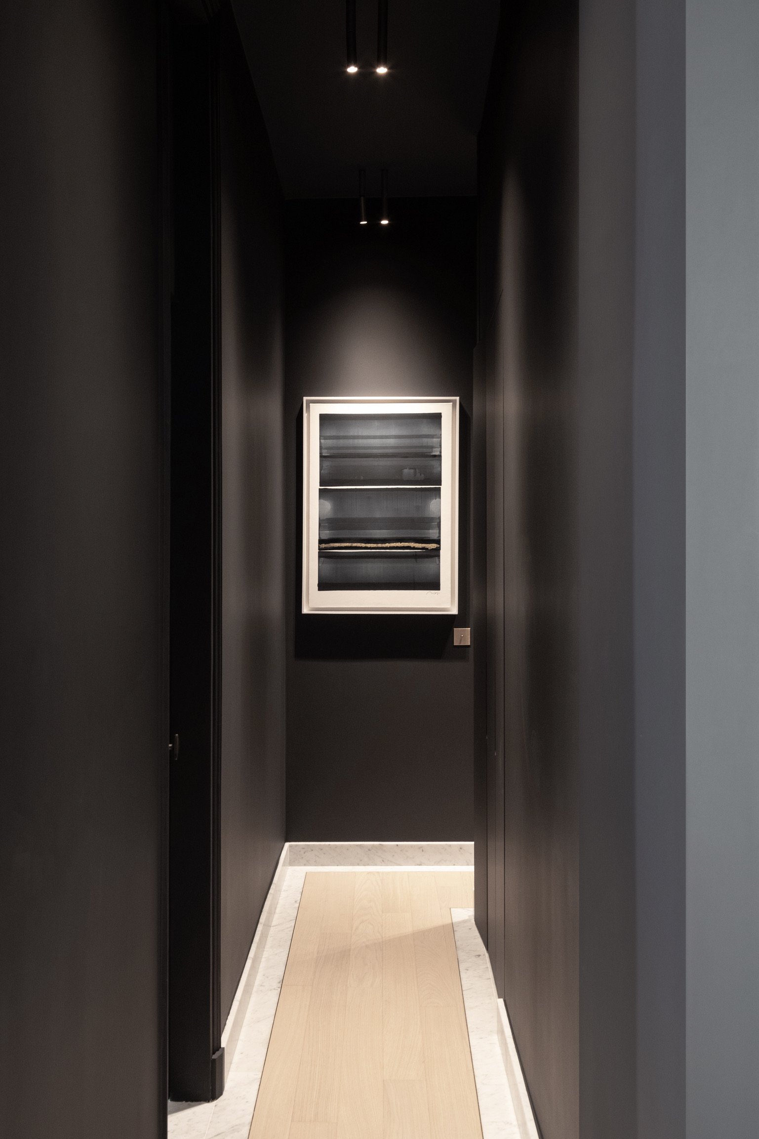 Black gallery corridor — Paris 1st