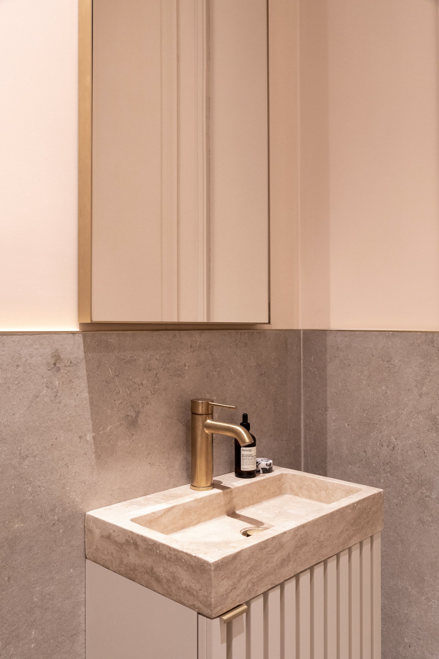 Fluted stone basin — Paris 1st