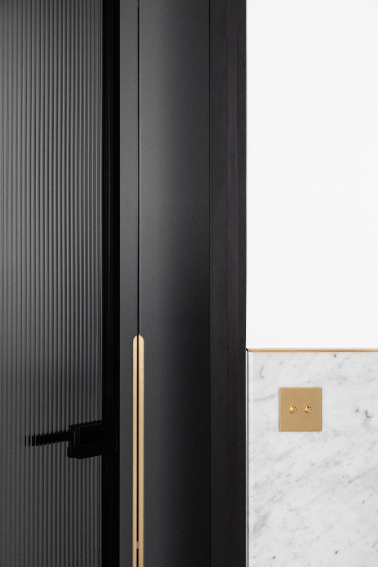 Fluted door with brass — Paris 1st