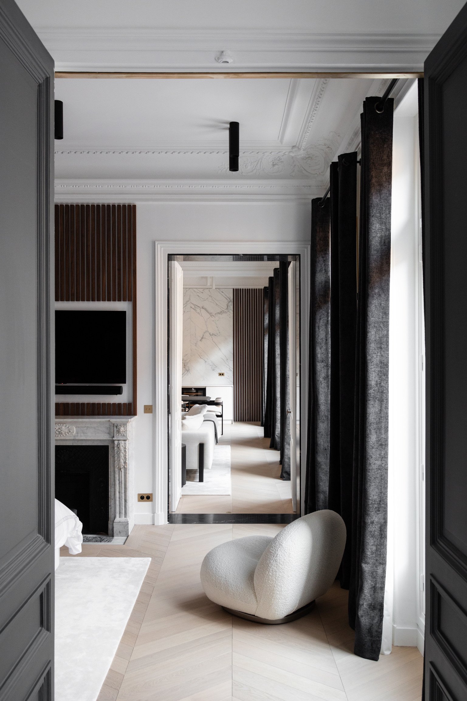 Master suite walnut slats — Paris 1st