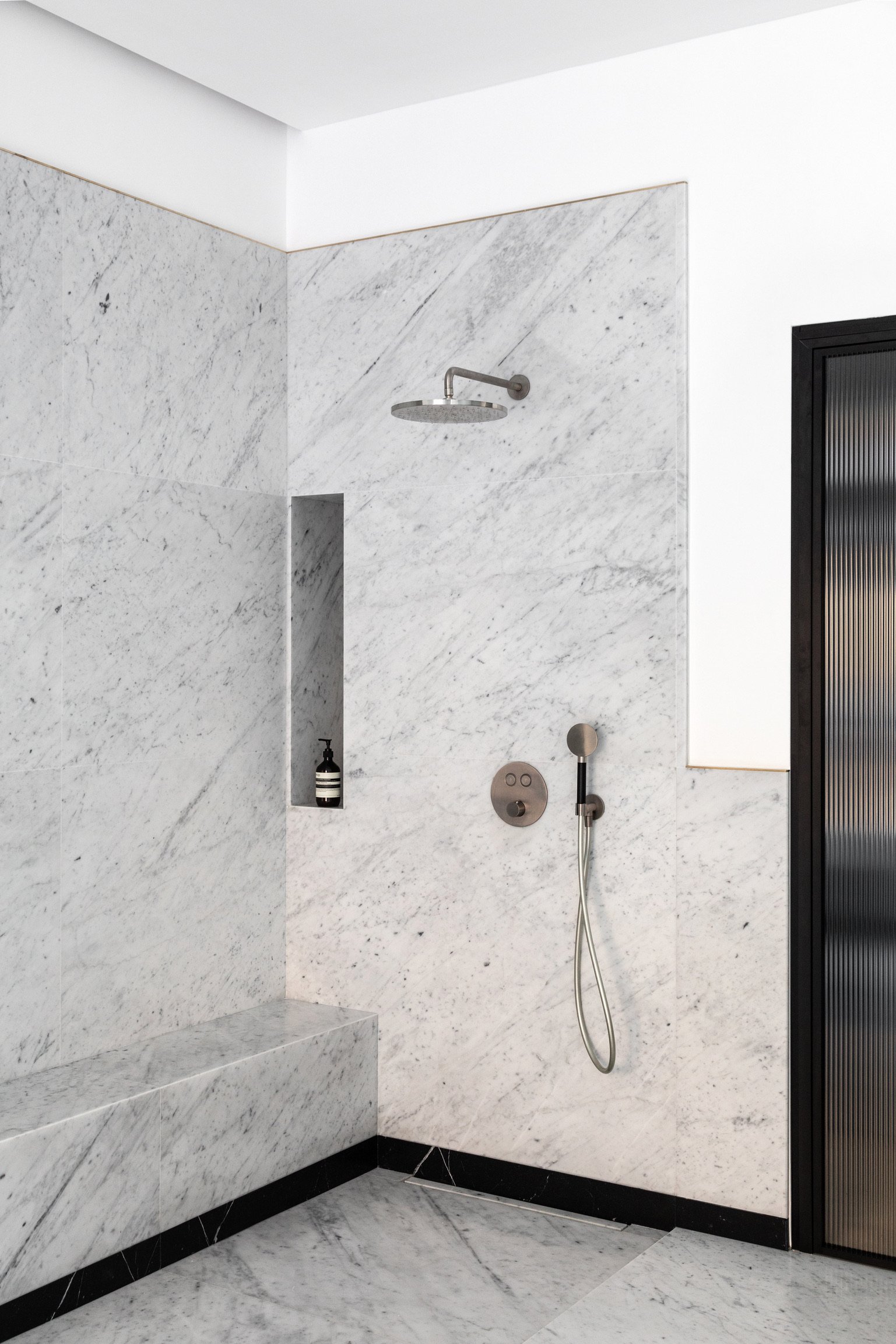 Walk-in shower Carrara marble — Paris 1st