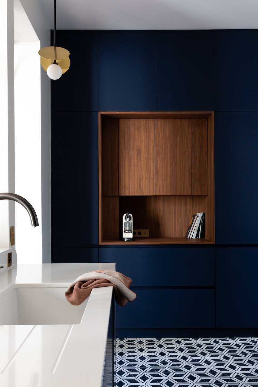 Navy blue kitchen walnut niche — Paris 16th