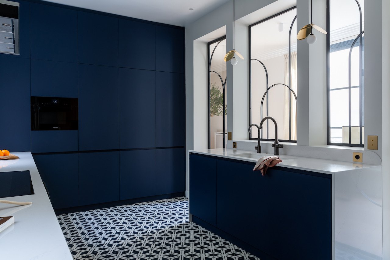 Full blue kitchen — Paris 16th