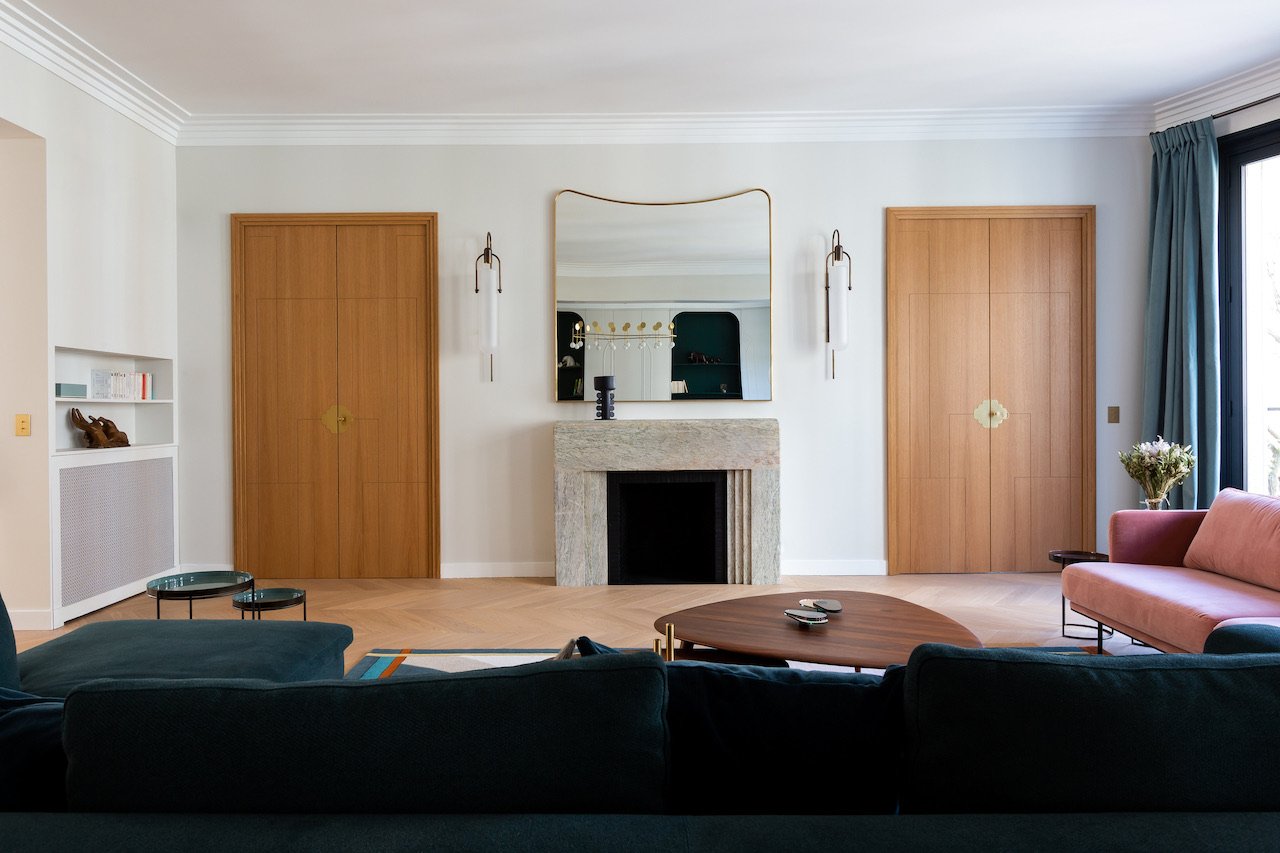 Living room fireplace and oak doors — Paris 16th