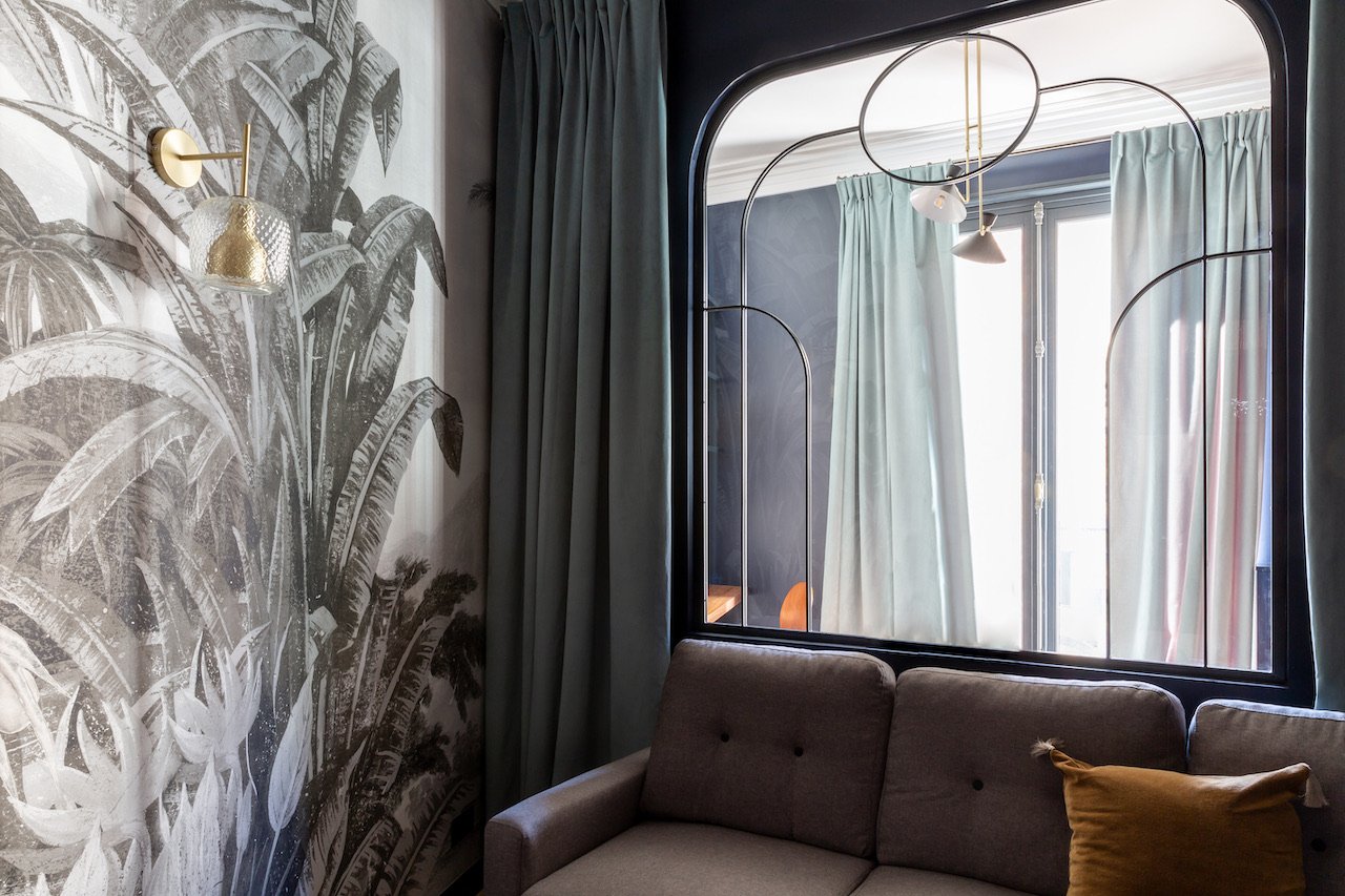 Panoramic tapestry living room — Paris 16th