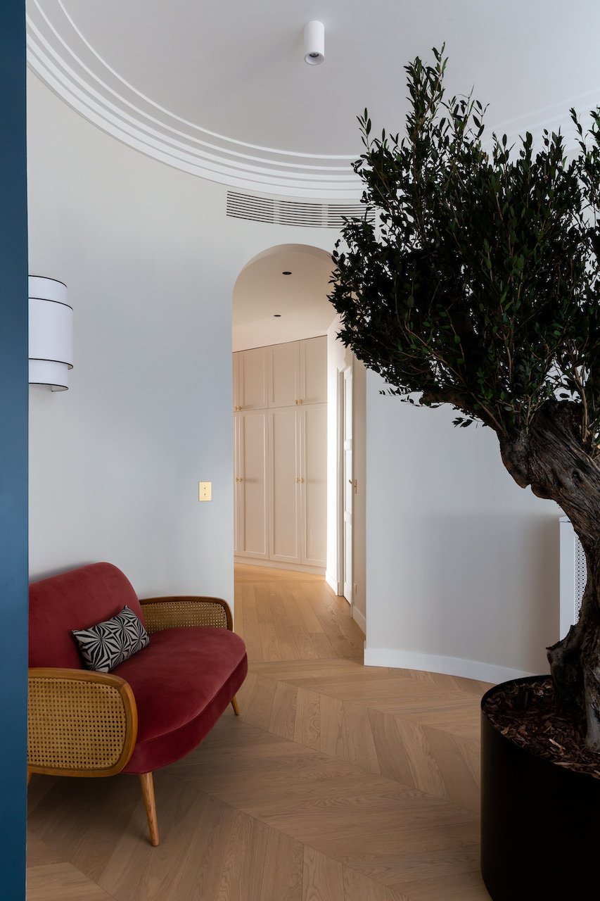 Bathroom blue glass partition — Paris 16th