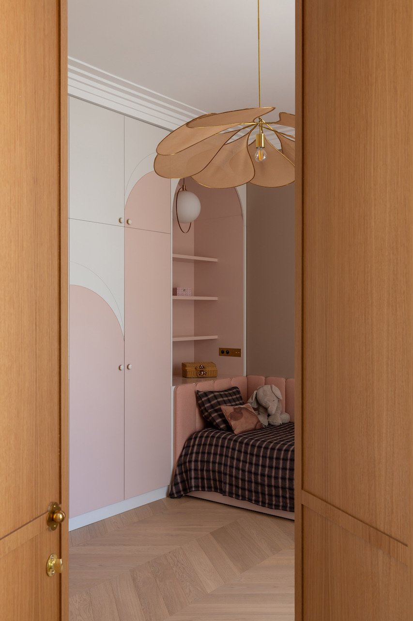 Blue tiled bathroom — Paris 16th