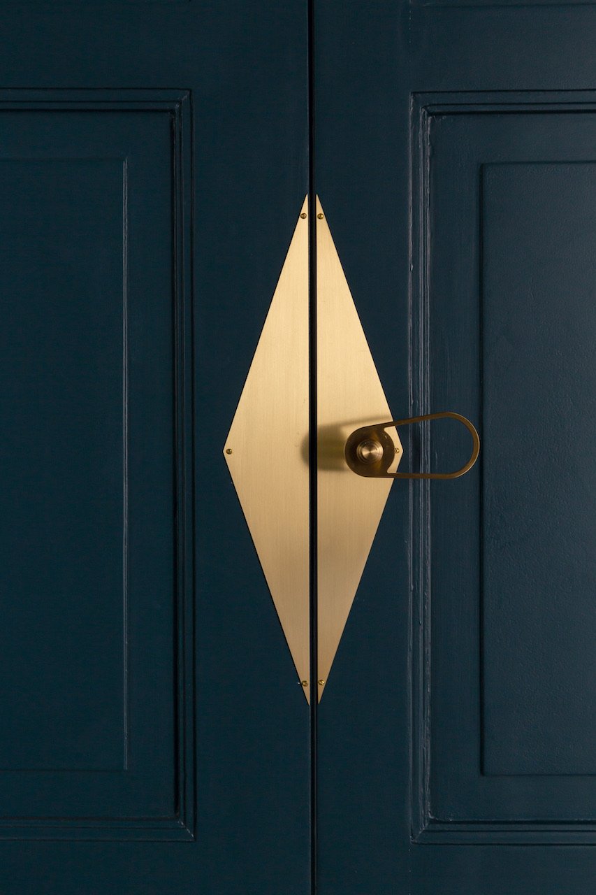 Diamond brass handle on blue door — Paris 16th
