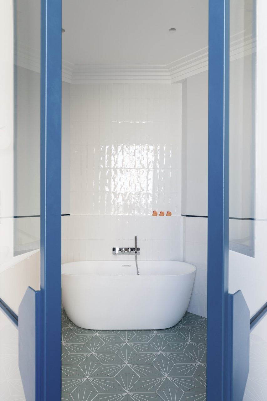 Bathtub view glass partition — Paris 16th