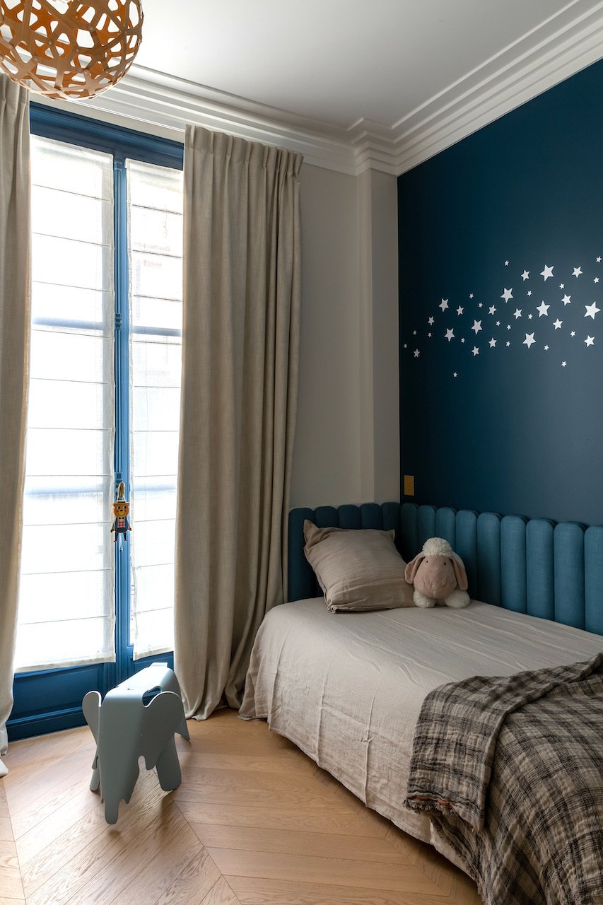 Pink children bathroom — Paris 16th