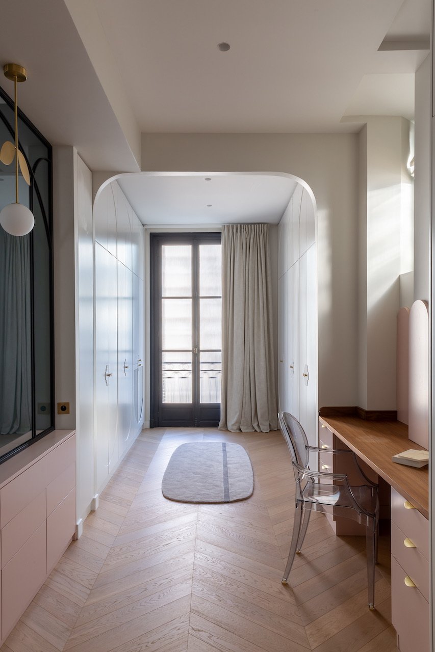 Bright dressing room — Paris 16th