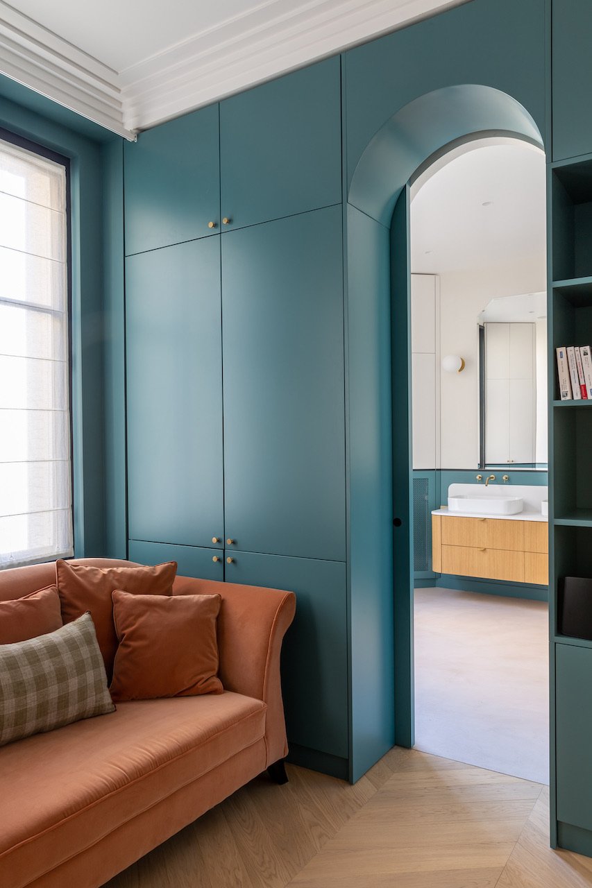 White curved bathroom — Paris 16th