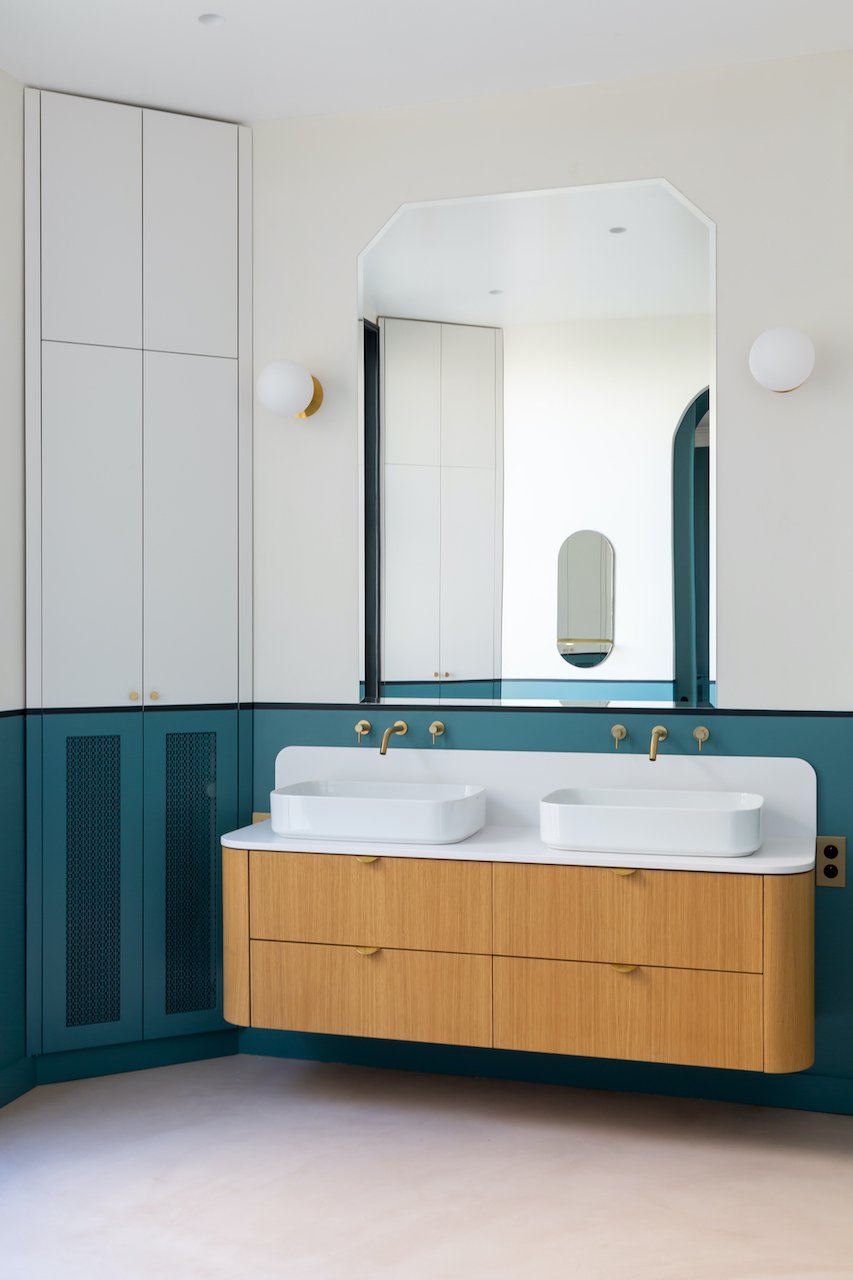 Round mirror detail — Paris 16th