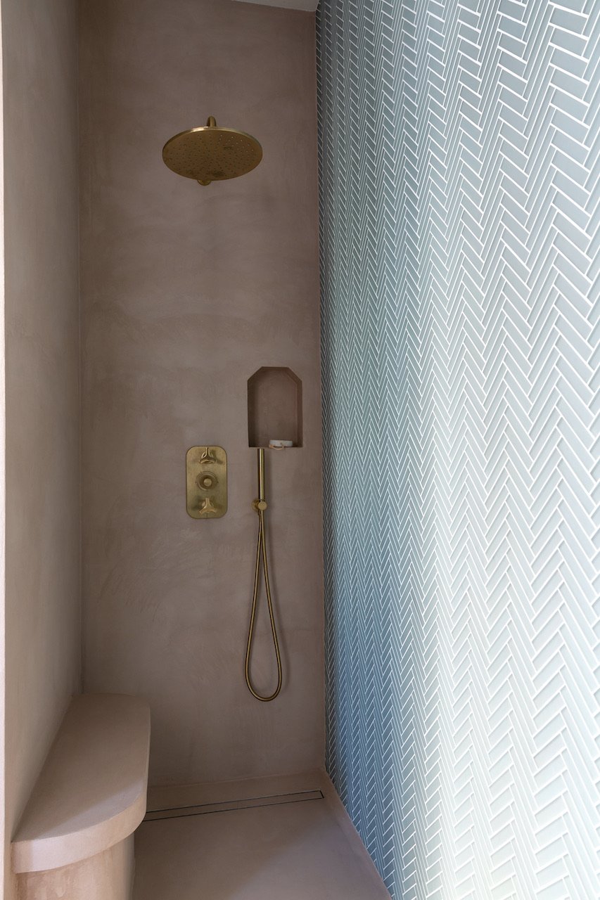 Final living room view — Paris 16th