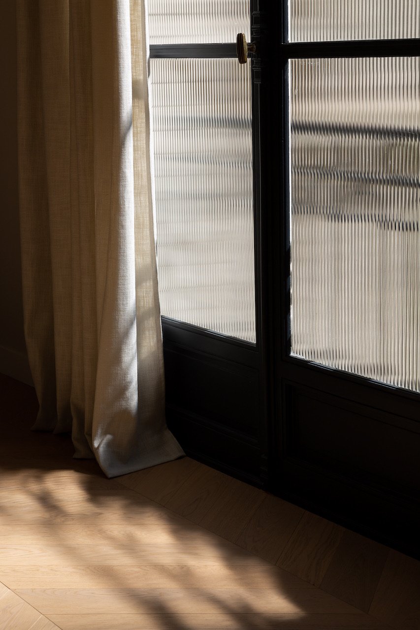 Fluted glass partition detail — Paris 16th