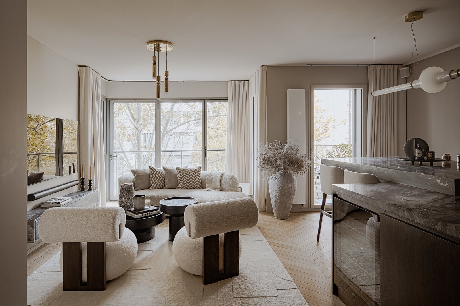 Open living room with grey marble — Paris 7th