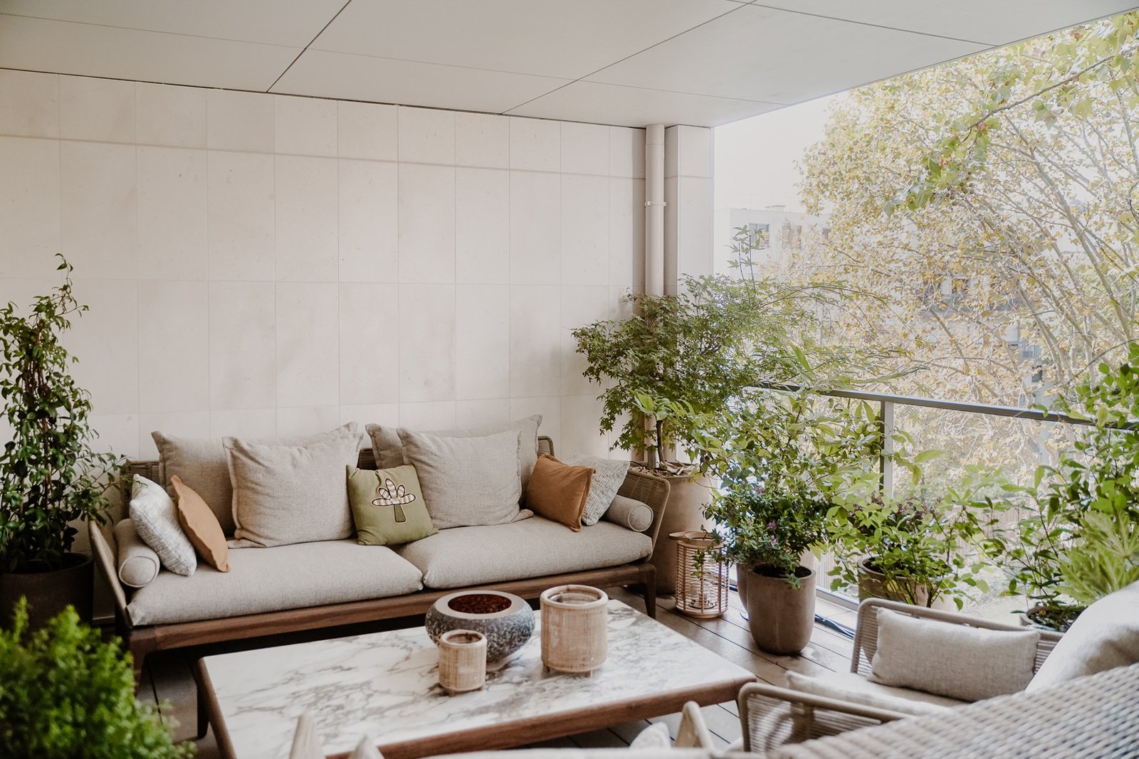 Terrace lounge cane and marble — Paris 7th