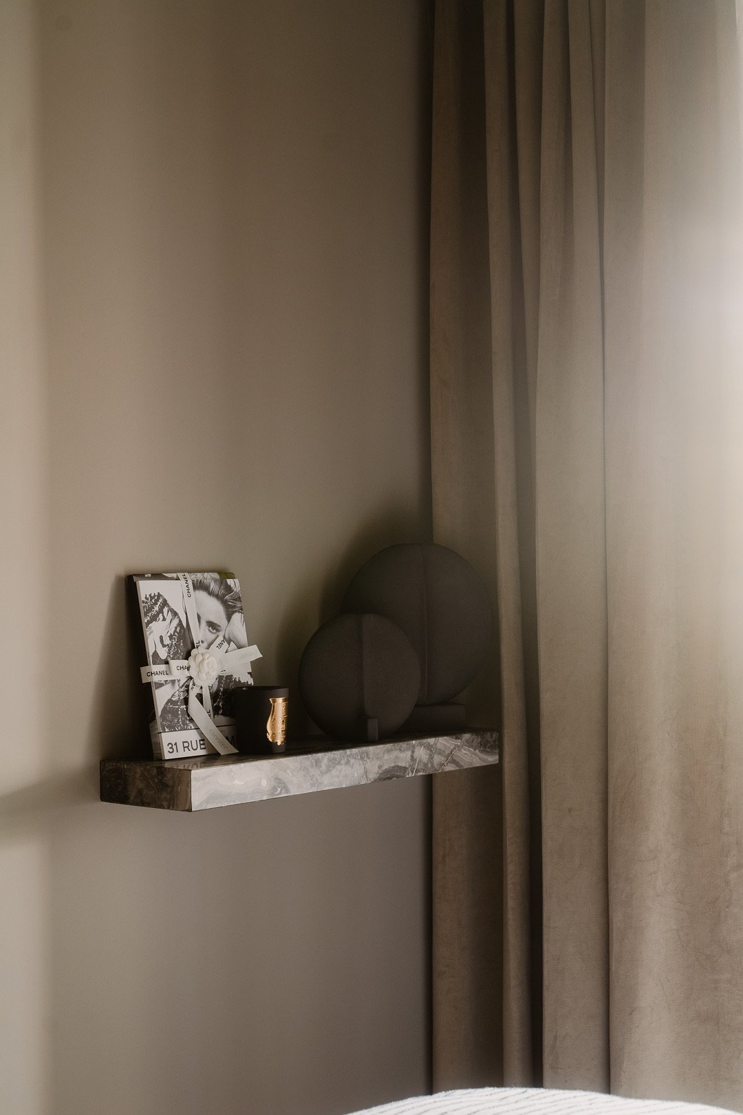 Bedroom golden cushions detail — Paris 7th