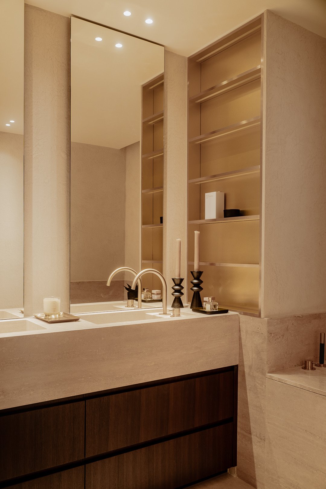 Integrated walnut dressing room — Paris 7th