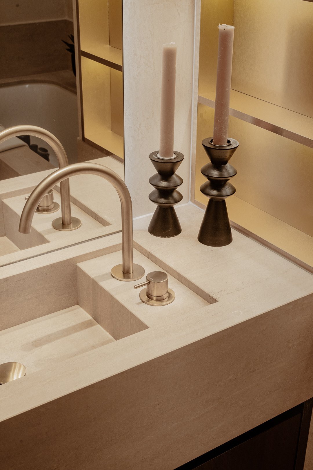 Travertine bathroom — Paris 7th