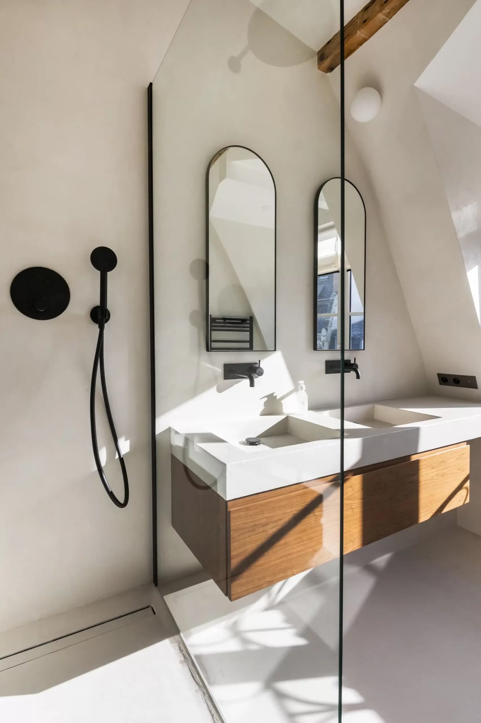 Attic bathroom black fittings — Paris 17th