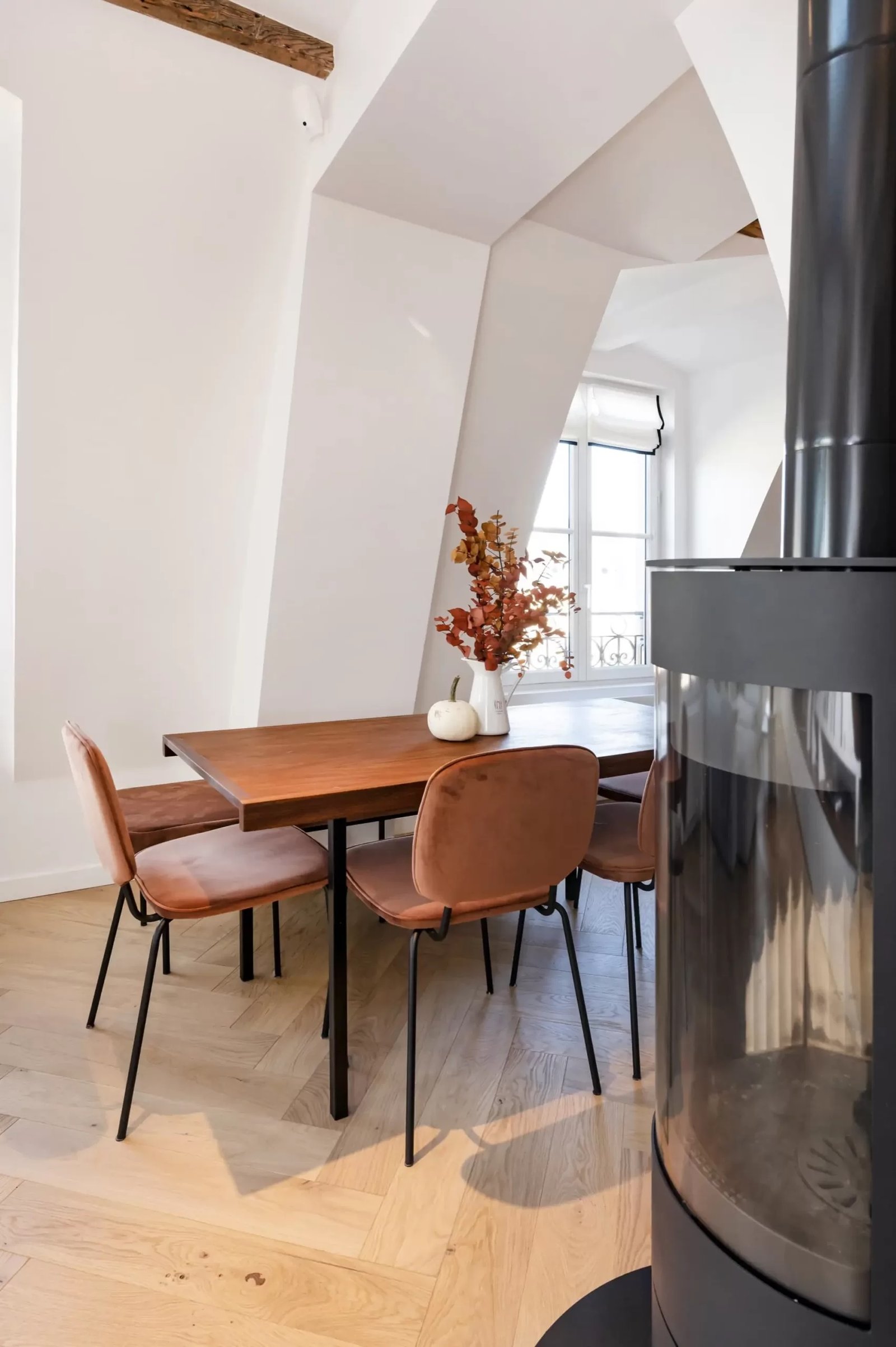 Dining room stove and leather chairs — Paris 17th