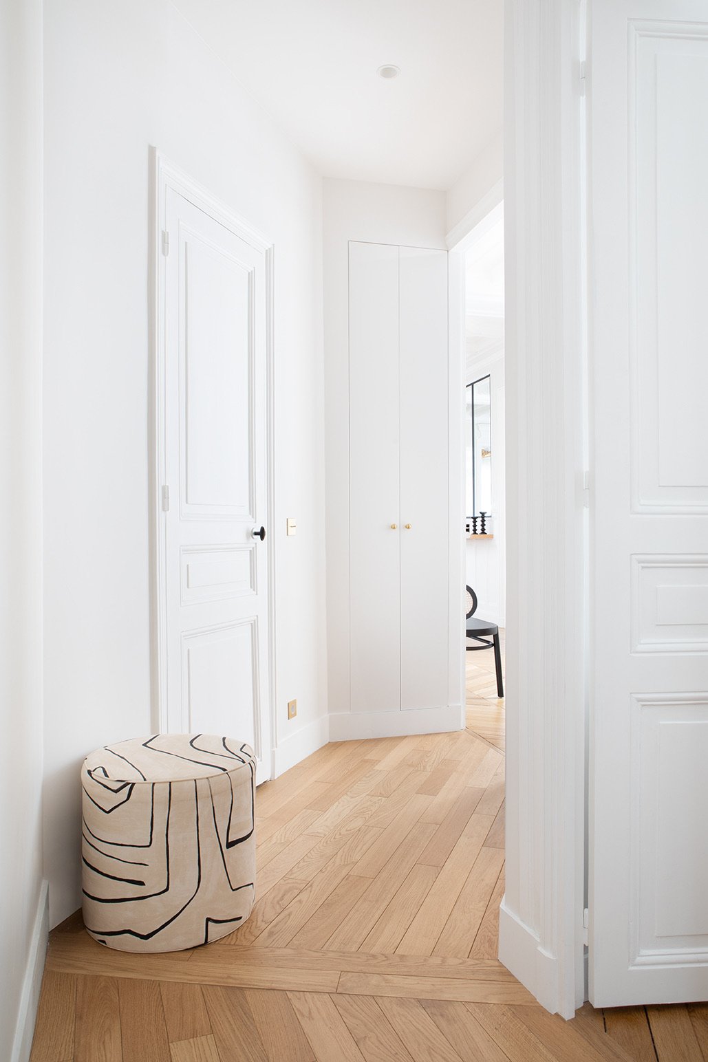 Corridor graphic pouf — Paris 16th