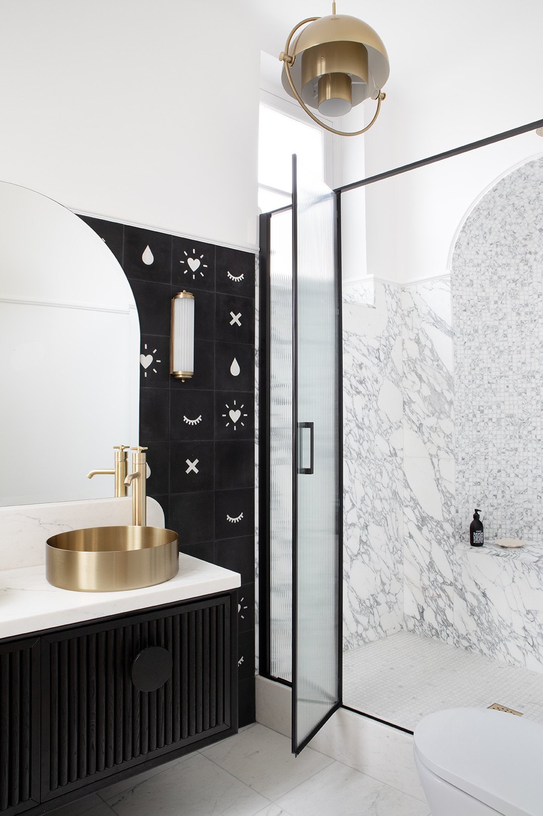 Graphic black tile bathroom — Paris 16th
