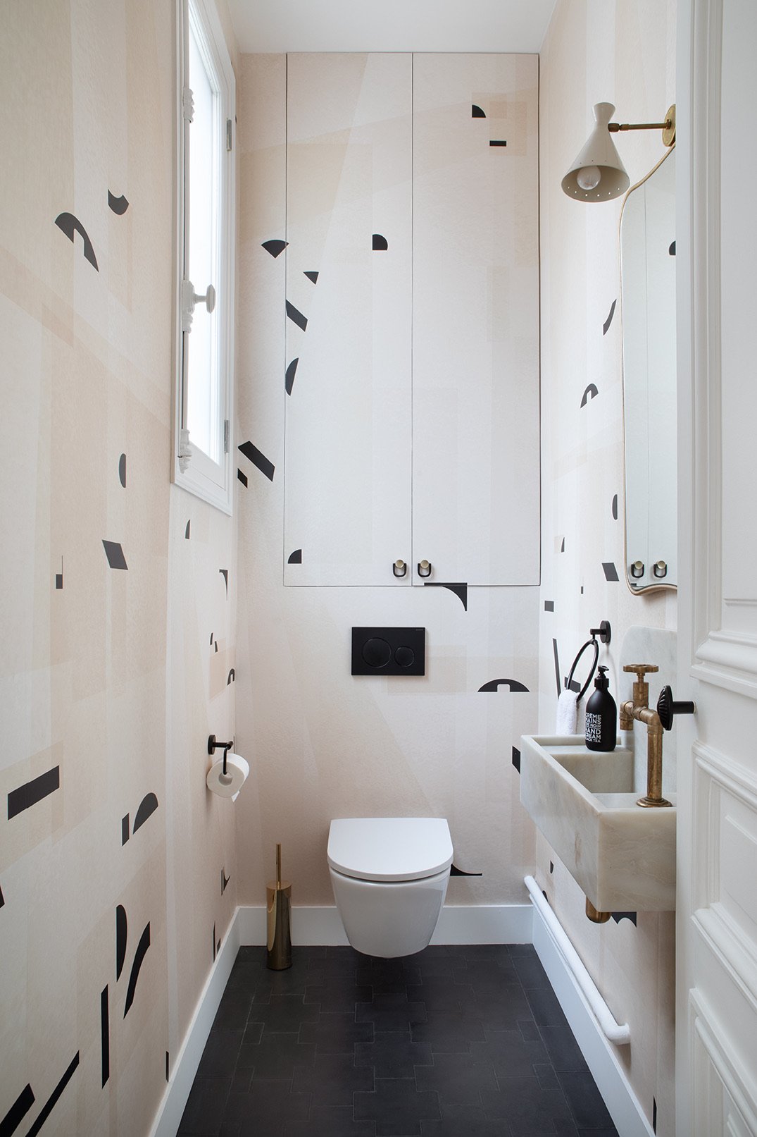 Graphic wallpaper WC — Paris 16th