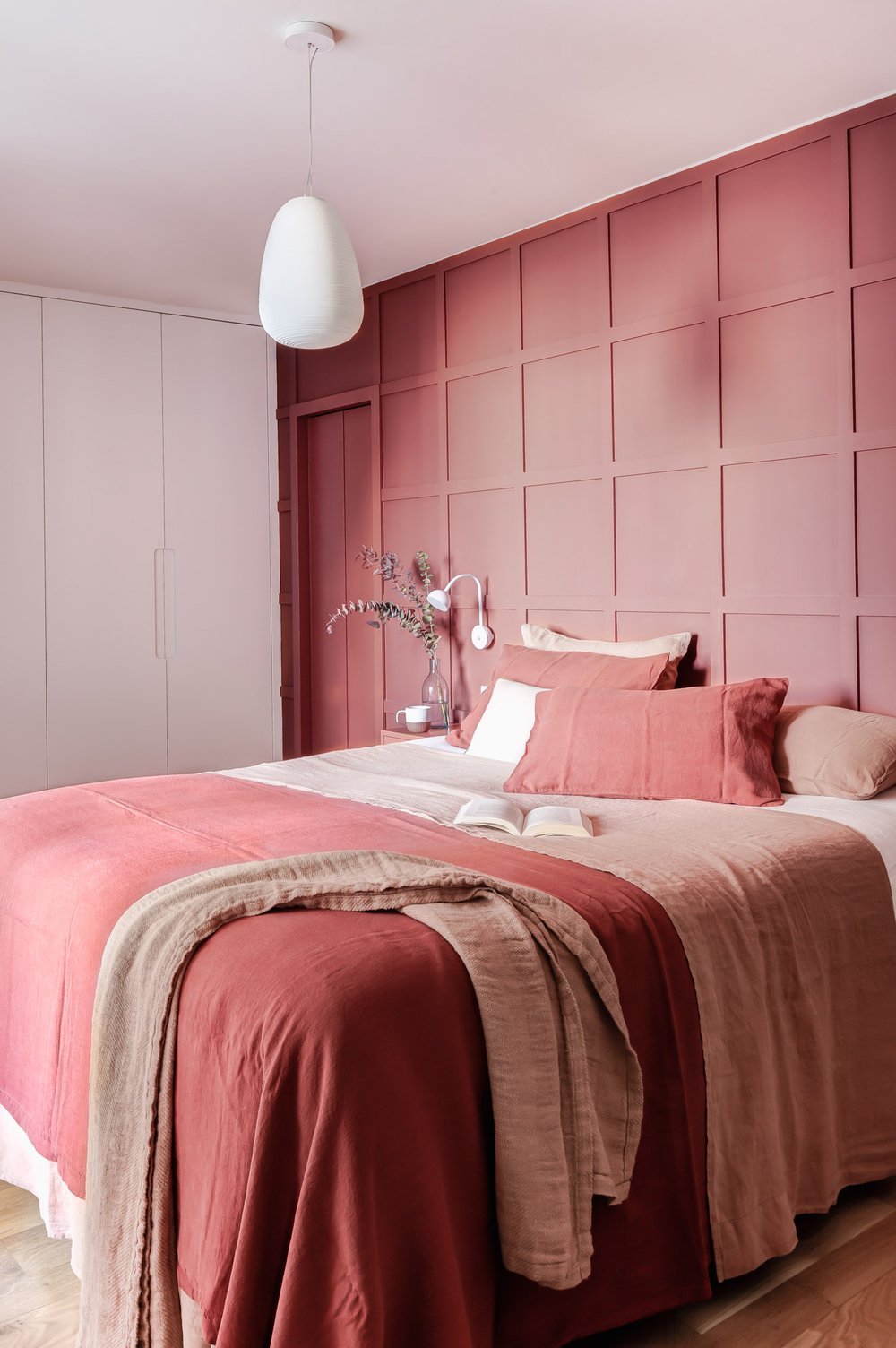 Terracotta pink headboard bedroom — Le Marais