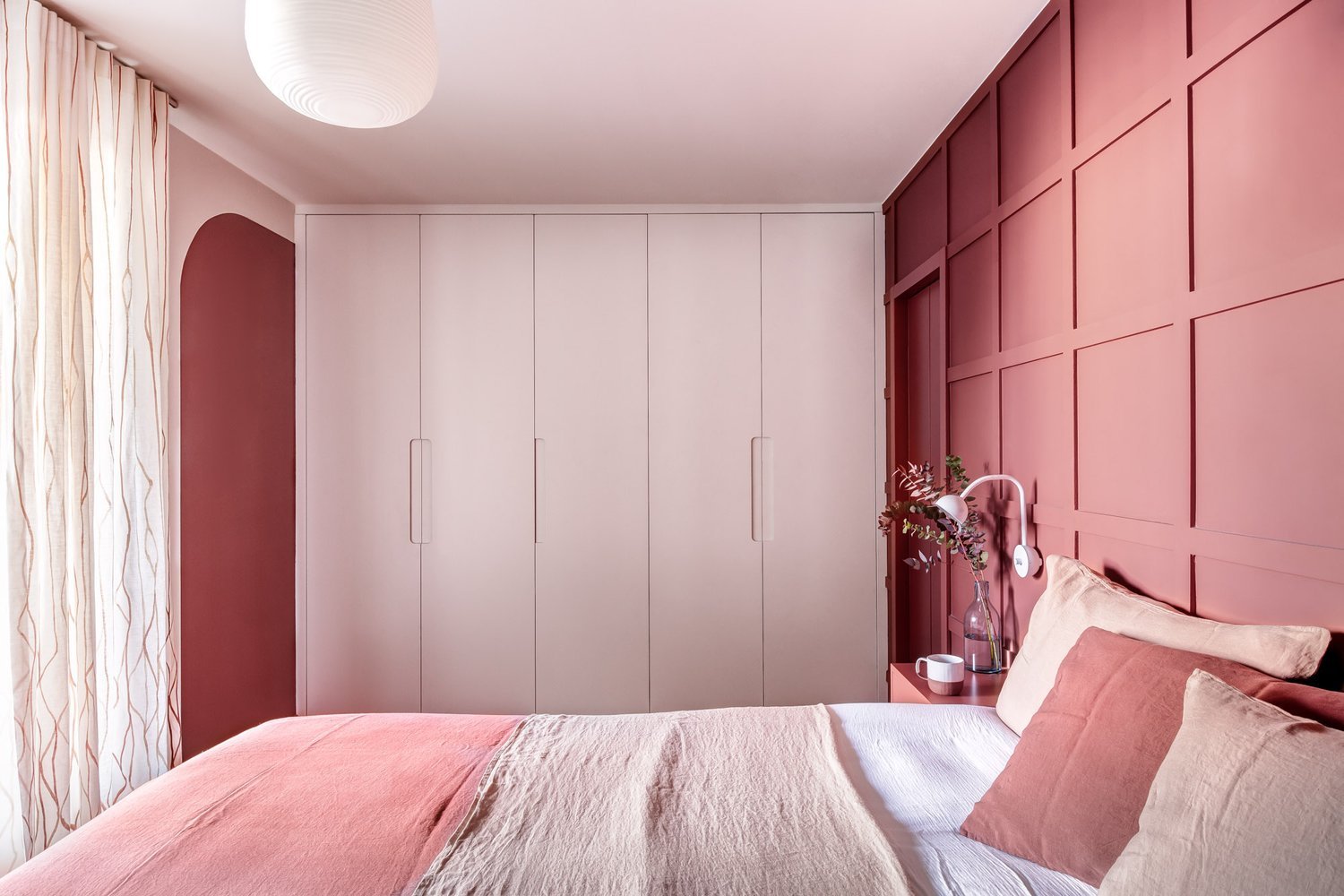 Wardrobes and bedroom perspective — Le Marais