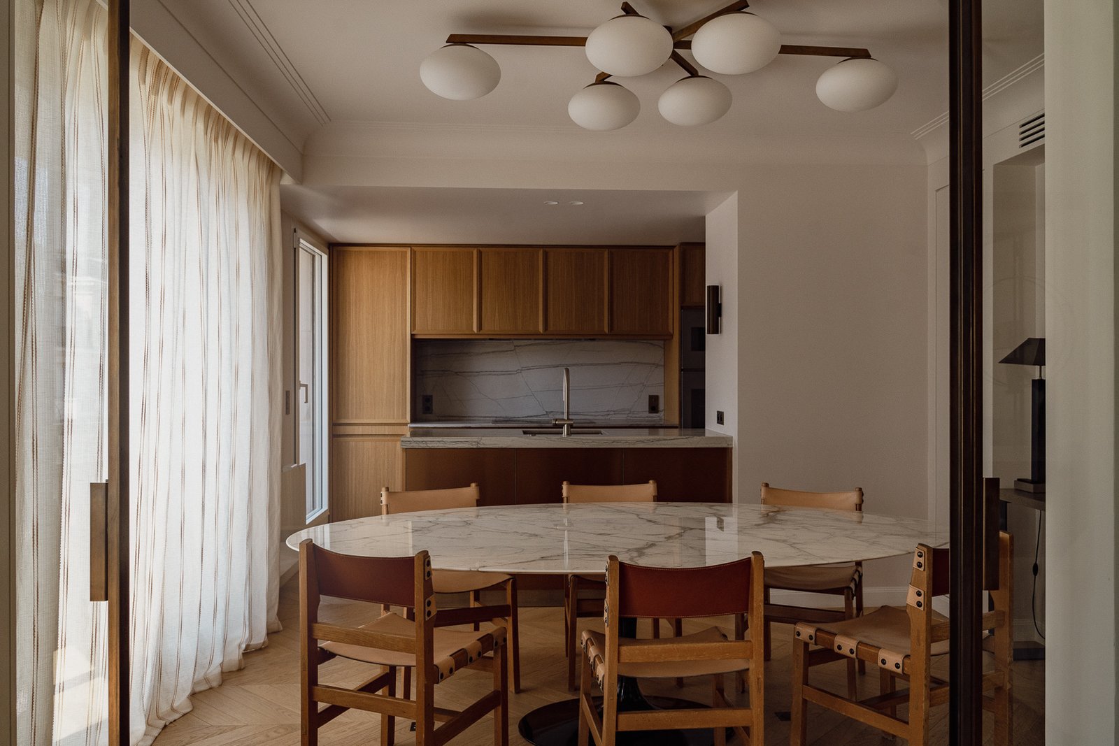 Dining room marble table — Trocadero