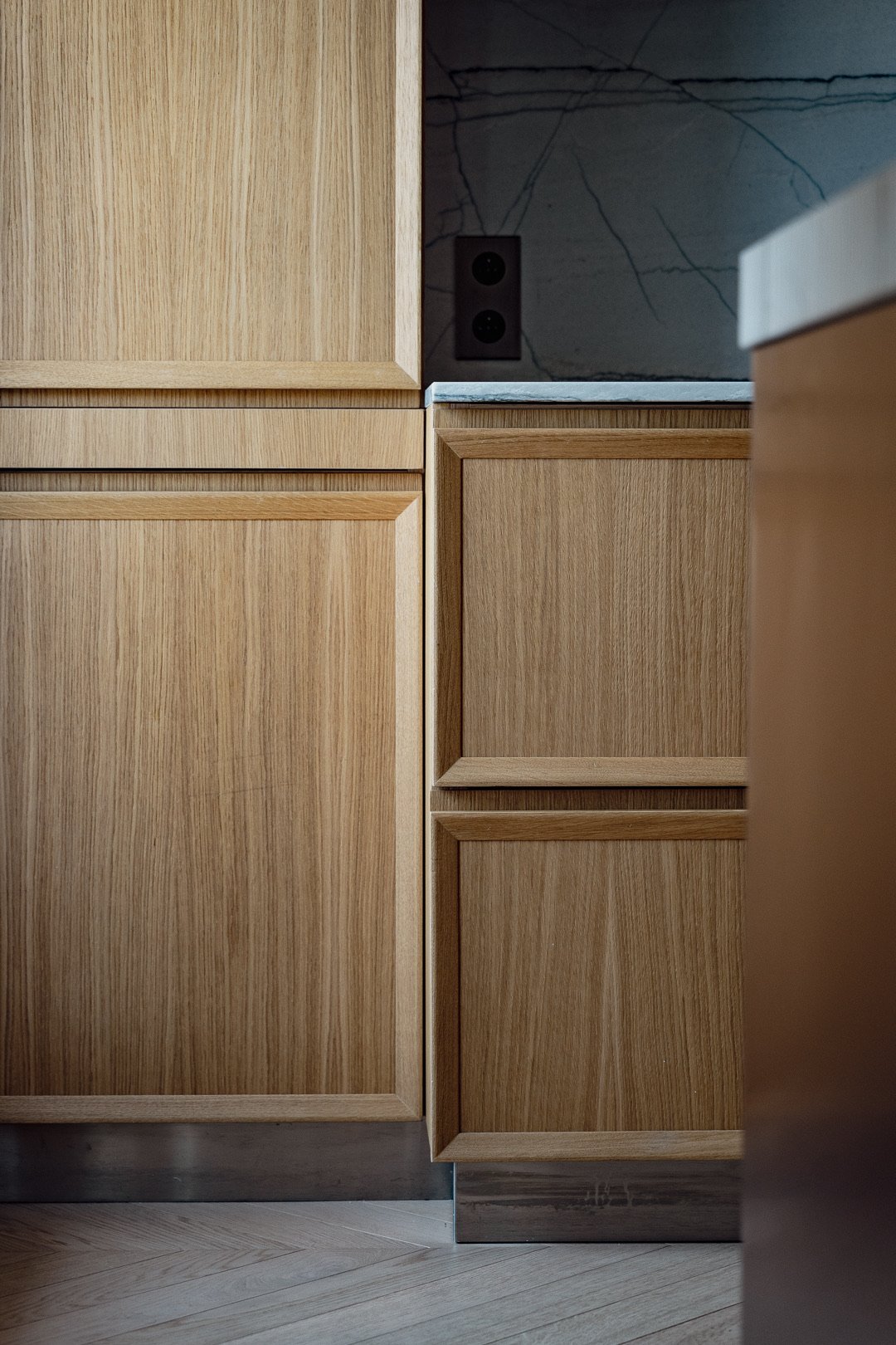 Oak door detail — Trocadero