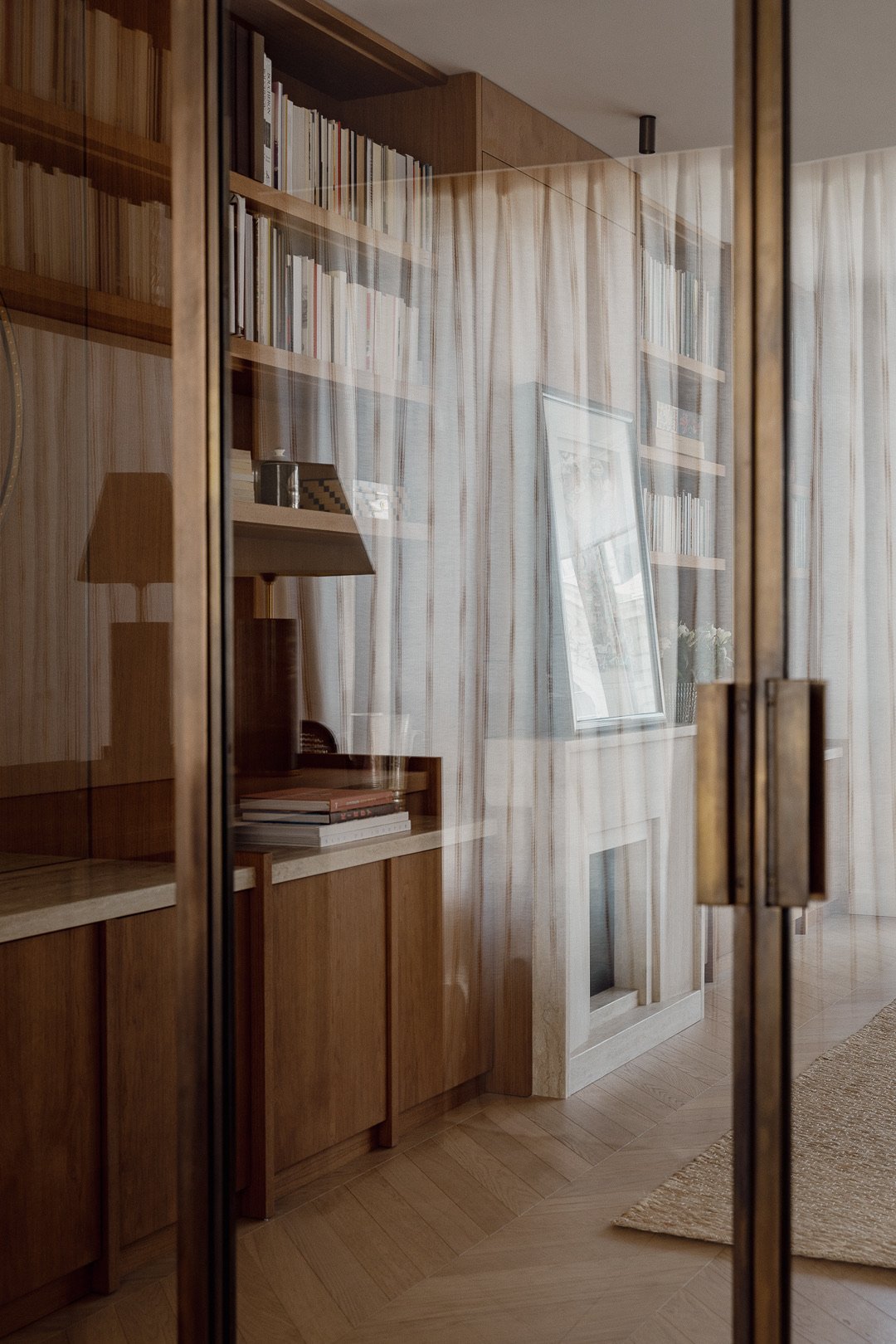 Bookcase glass partition — Trocadero
