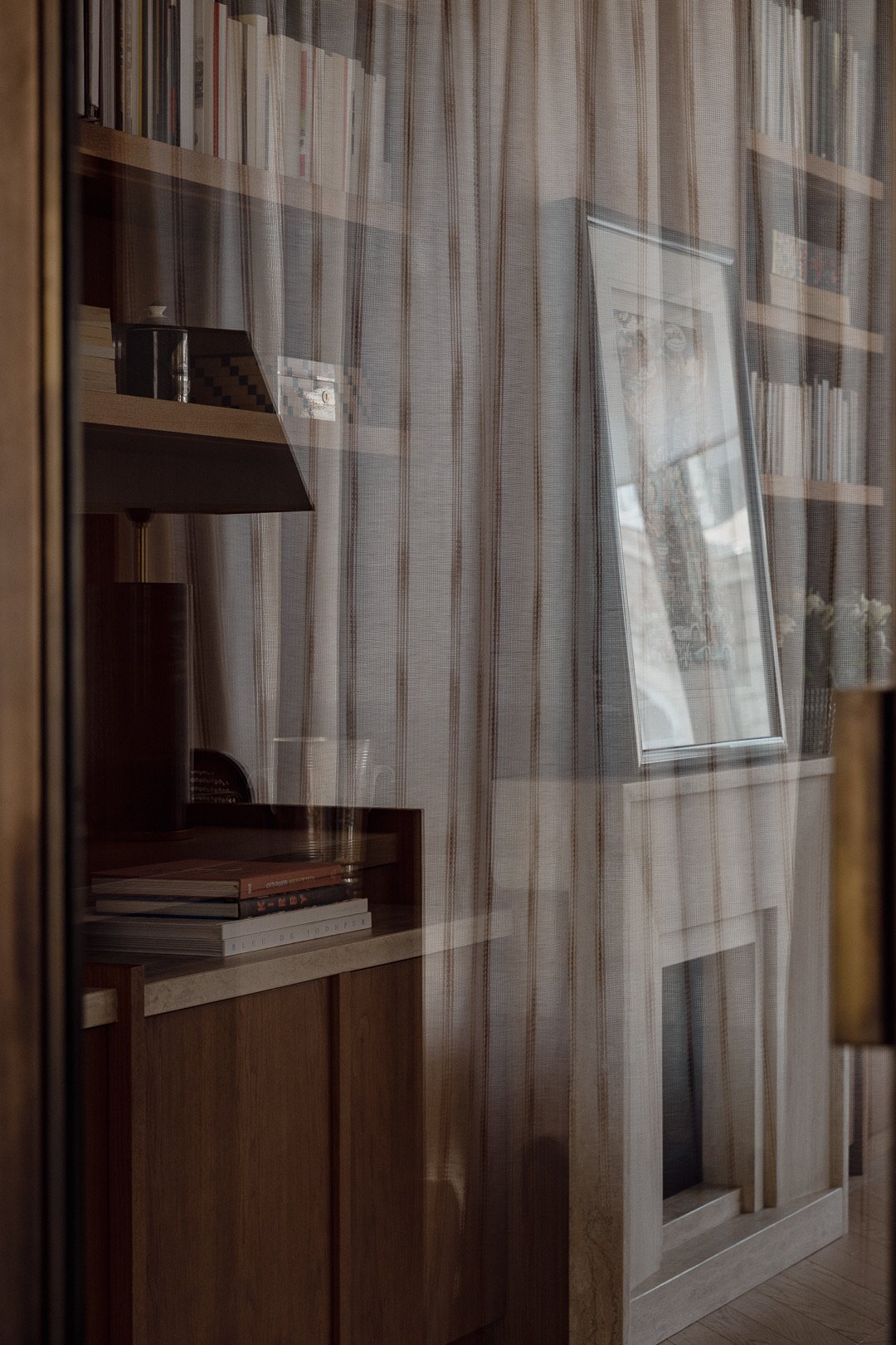 Living room glass partition light — Trocadero