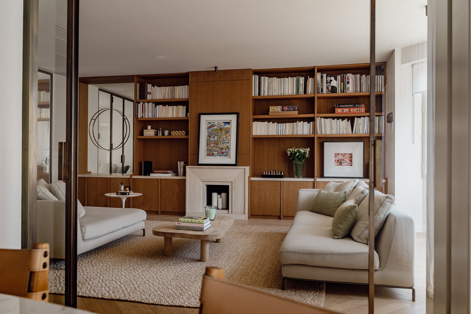 Living room sofa and lamps — Trocadero