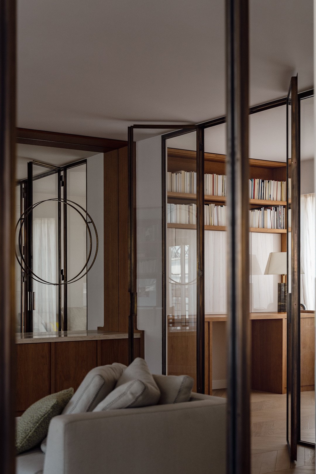 Glass partition perspective — Trocadero