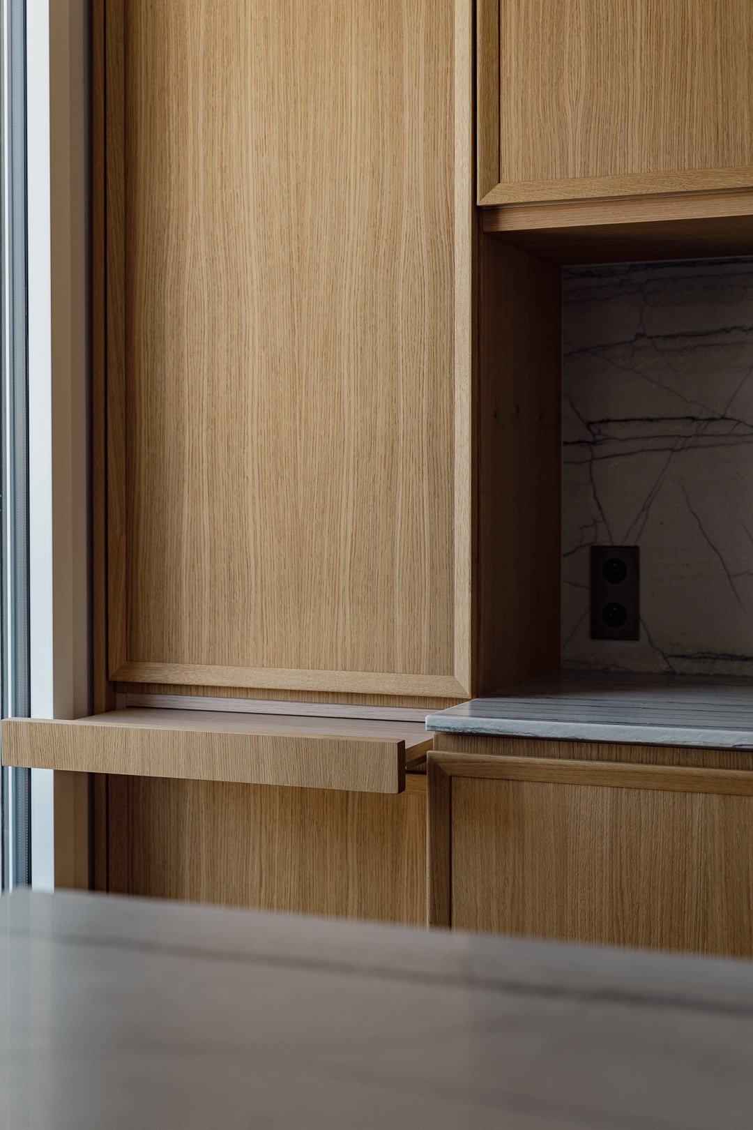 Glass partition and bookcase — Trocadero