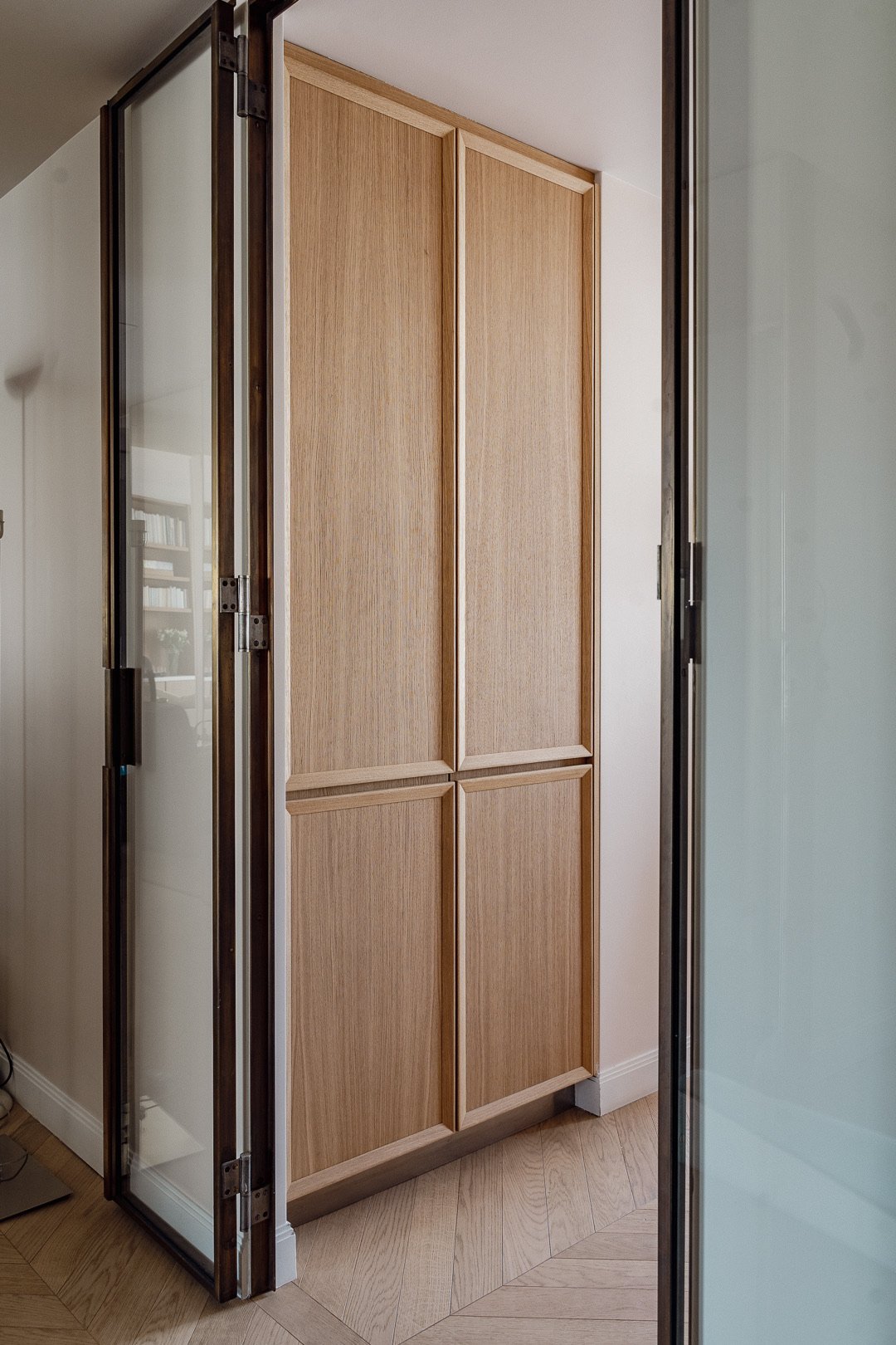 Oak storage detail — Trocadero