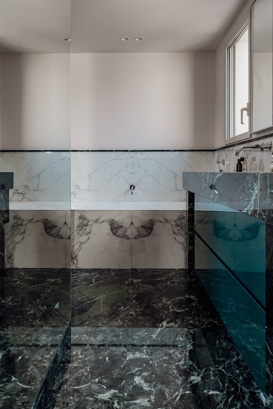 Green and turquoise marble bathroom — Trocadero