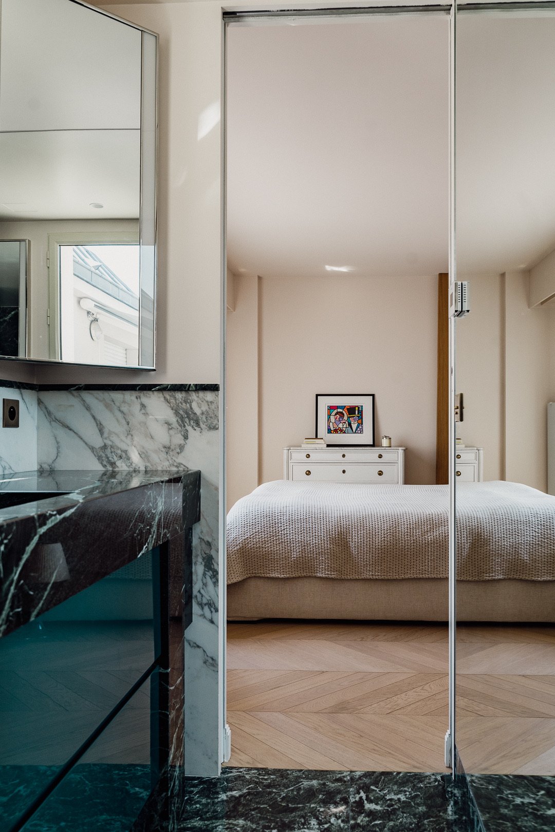 White marble bathroom — Trocadero