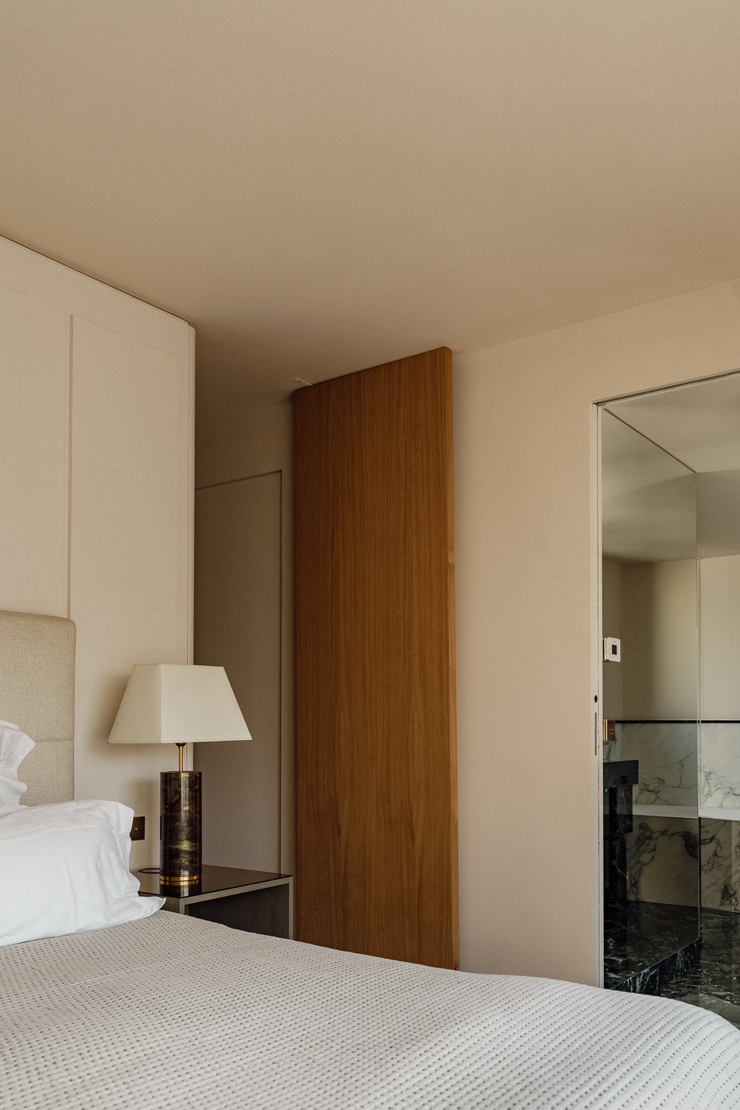 White marble shower — Trocadero