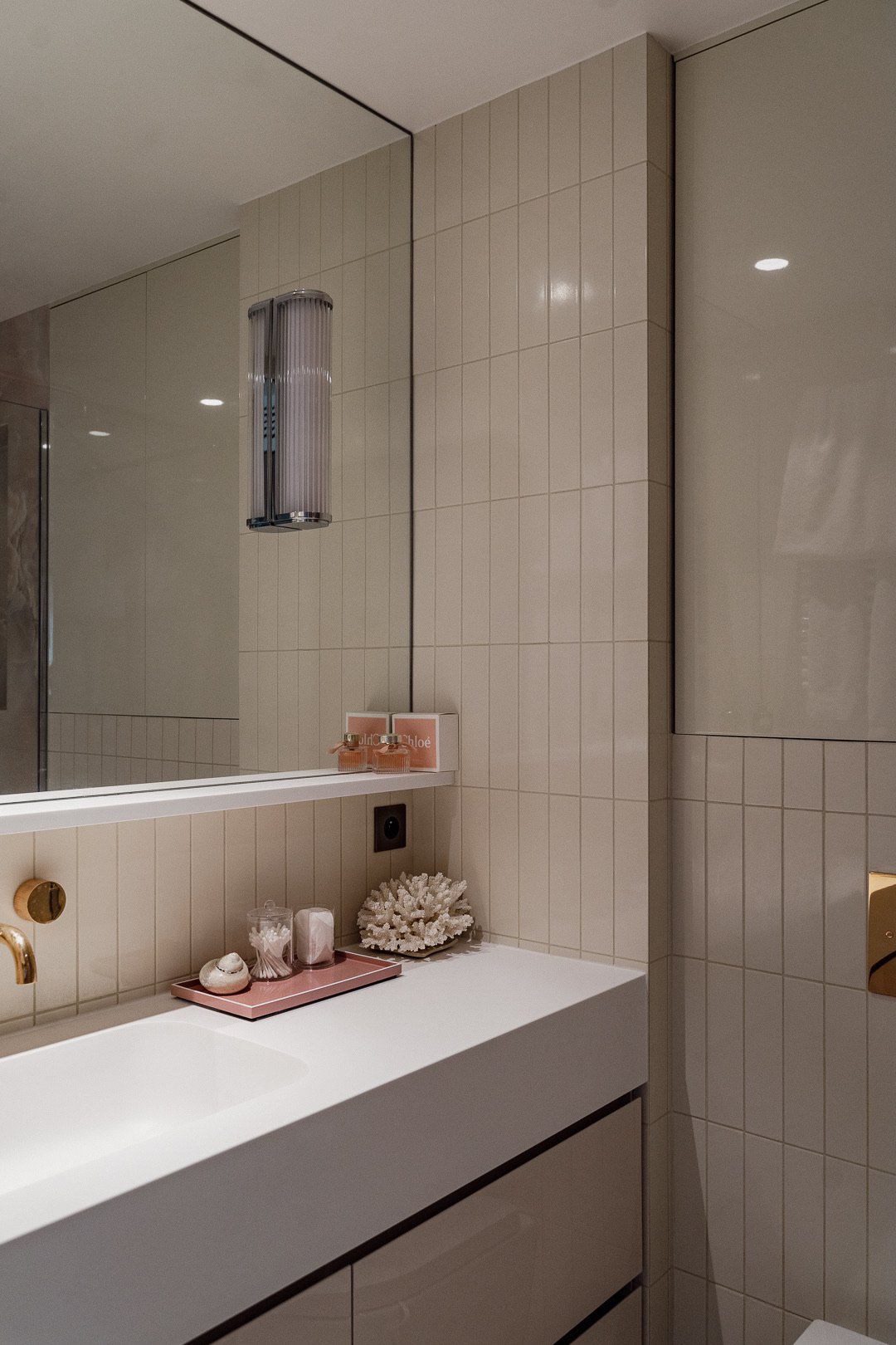 Window and curtains — Trocadero