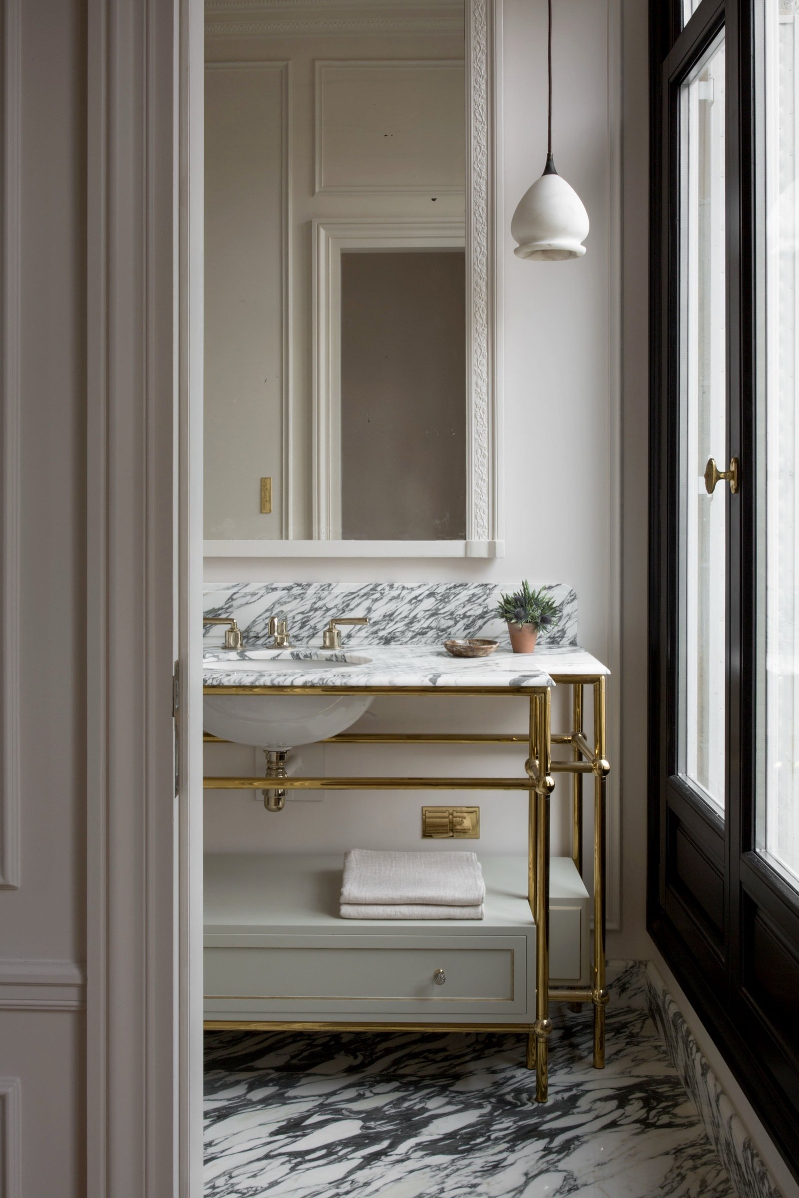 Bathroom basin and mirror — Paris 8th