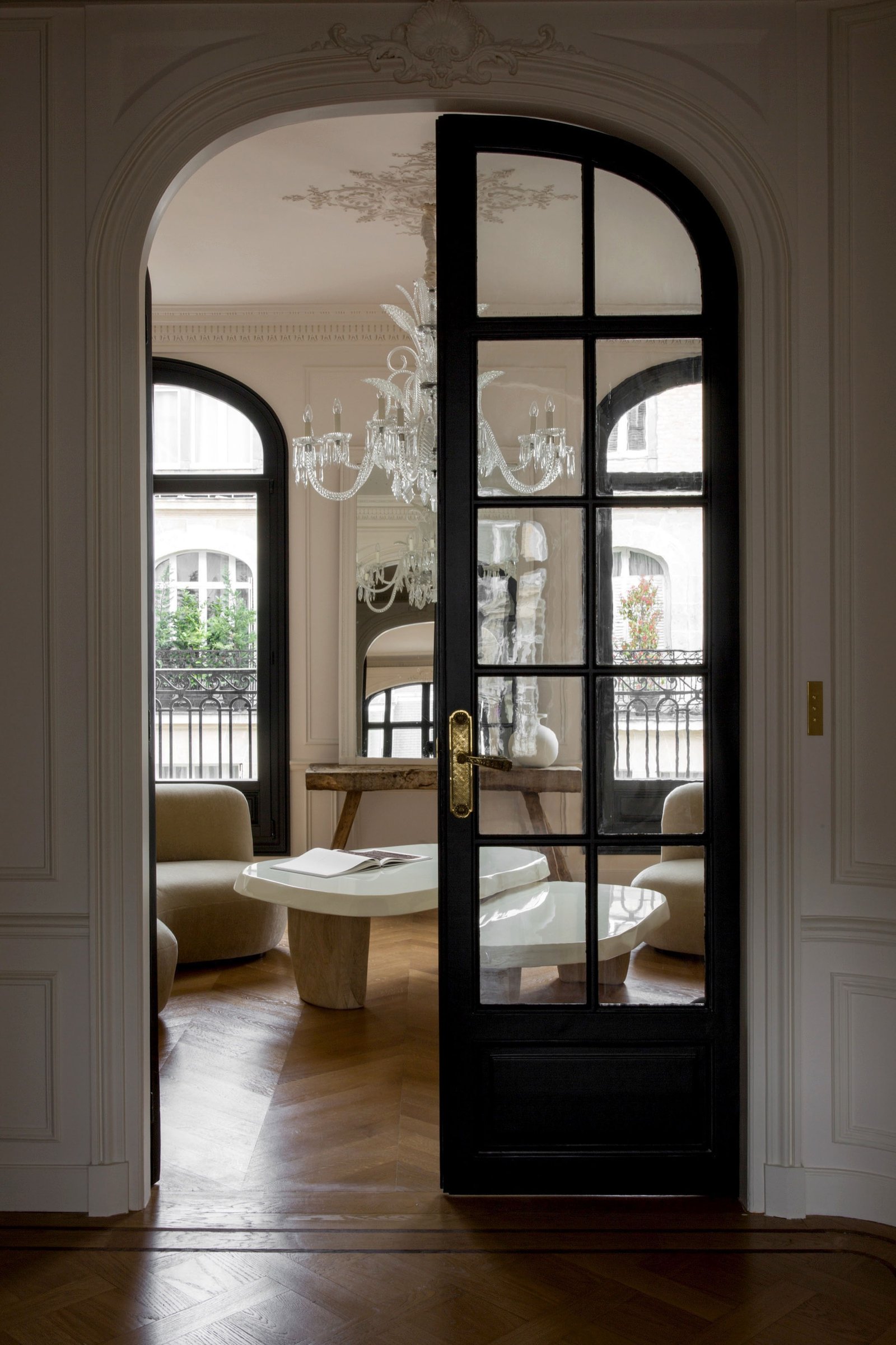 Black doors and glass partition — Paris 8th