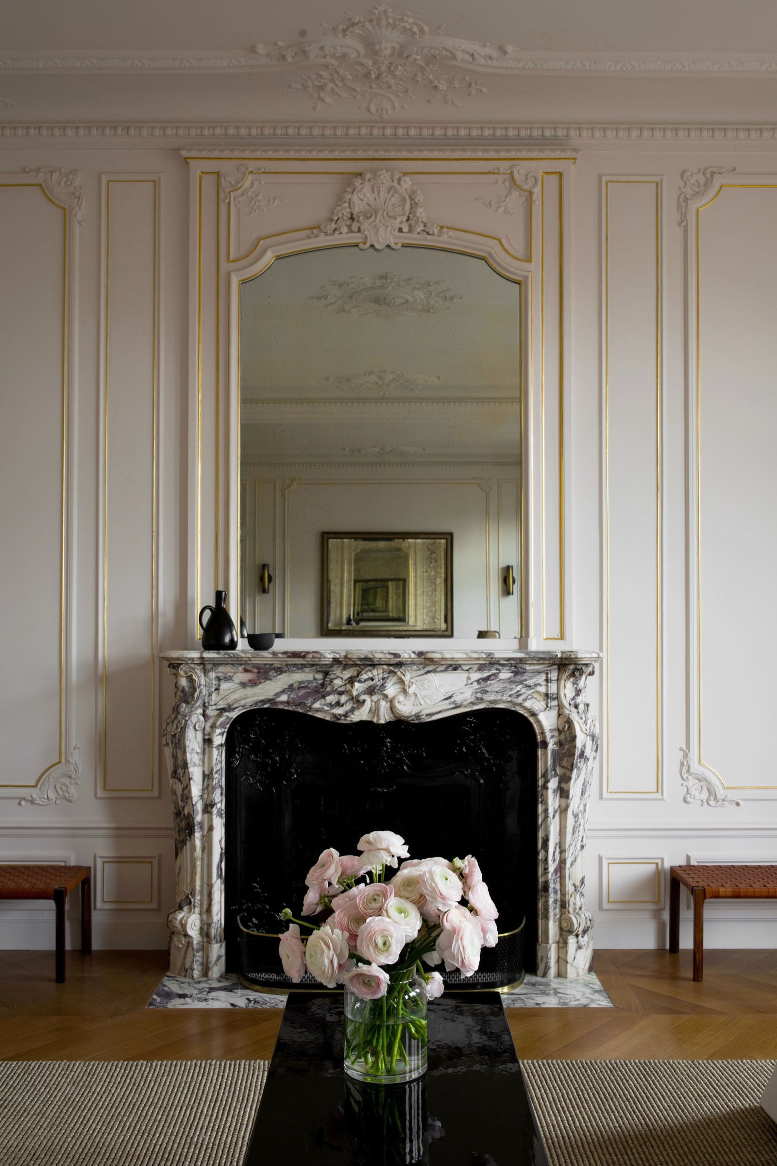Living room white sofas fireplace — Paris 8th